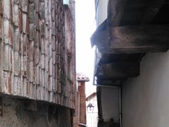 Calle estrecha de pueblo